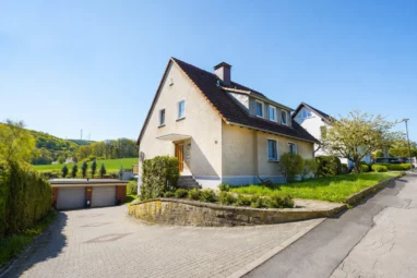 Hagen-Holthausen, Zweifamilienhaus in ruhiger, unverbaubarer Lage. Doppelgarage!