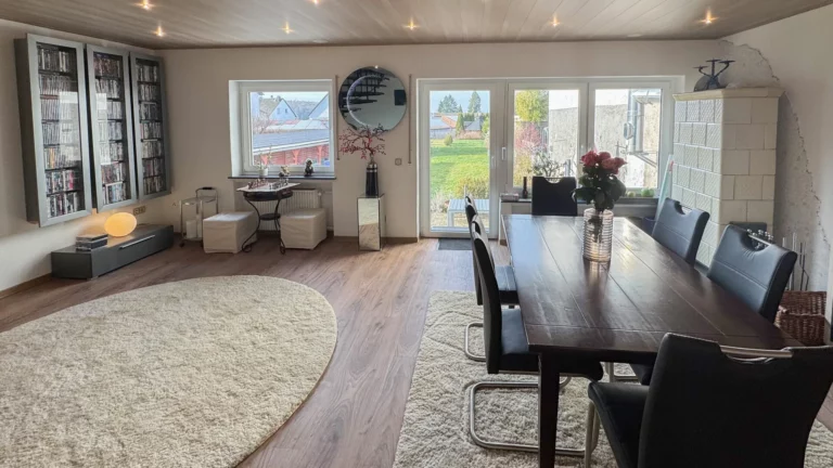 *RESERVIERT* Zwei sanierte Einfamilienhäuser und Einliegerwohnung auf großem Grundstück vor Weilburg