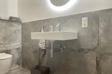 Haus im Haus – Luxuriöse, anspruchsvoll ausgestattete Erdgeschosswohnung mit zwei Wohnbereichen!