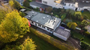 Sanierungsbedürftiger Bungalow mit Werkstatt in zentraler Wohnlage!