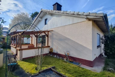Ein-/Zweifamilienhaus in idyllischer Höhenlage mit herrlichem Ausblick!