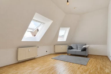 Helle ca. 45m² große 2-Zimmer-Dachgeschosswohnung mit Tageslichtbad