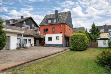 Großes Anwesen mit ca. 460 m² Wohn-/Nutzfläche und knapp 1.000 m² Grundstück