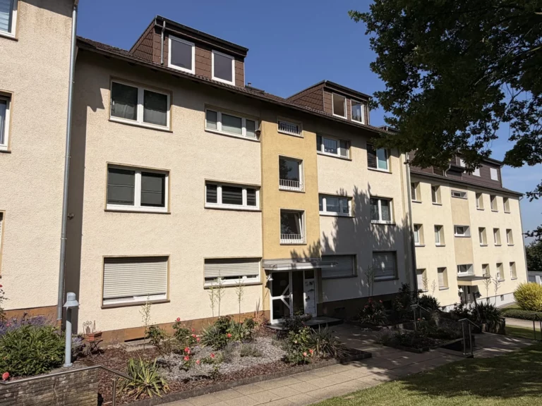 Große Wohnung mit Balkon, Stellplatz und Weitblick