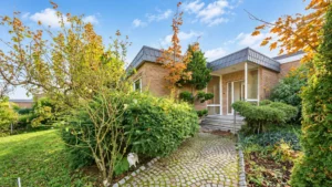 Leben auf einer Ebene! L-förmiger Bungalow mit Vollkeller, Garten und Garage in Grevenbroich-Elsen