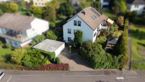 Platz zum Wohlfühlen: Gepflegtes Haus mit liebevoll angelegtem Garten, Einliegerwohnung und Aussicht