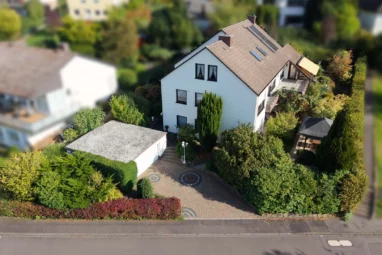 Platz zum Wohlfühlen: Gepflegtes Haus mit liebevoll angelegtem Garten, Einliegerwohnung und Aussicht
