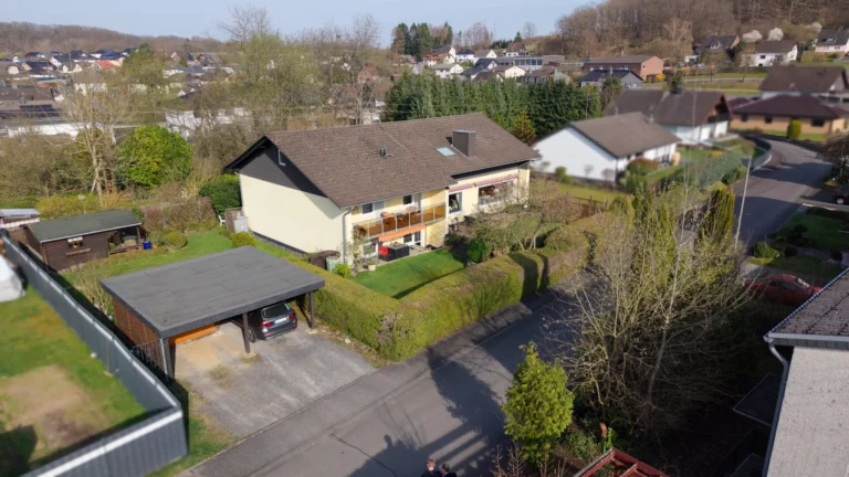 Gepflegtes Split-Level-Haus mit Einliegerwohnung (vermietet) und tollem Garten – nahe Hamm/Sieg!