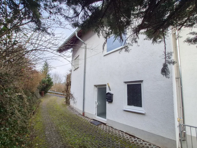 Ihr neues Familienglück – gepflegtes Reihenendhaus mit Balkon & Platz zum Leben – Nähe Puderbach!!