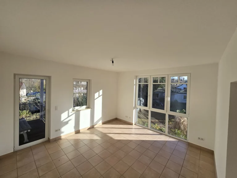 Großzügige Erdgeschosswohnung mit Balkon und Terrasse