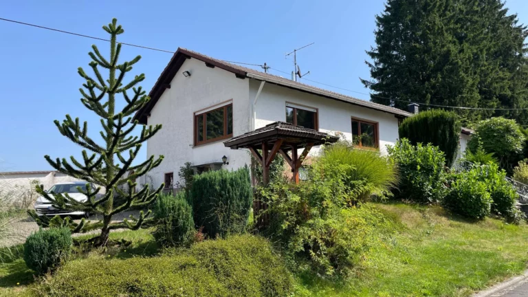 Geräumiger Bungalow mit großem Grundstück und Doppelgarage am Ortsrand von Altenkirchen!