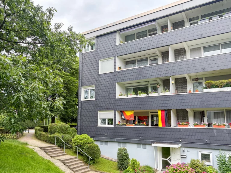 Ihr neuer Wohlfühlort: Lichtdurchflutete Wohnung mit zwei Loggien am beliebten Büttenberg