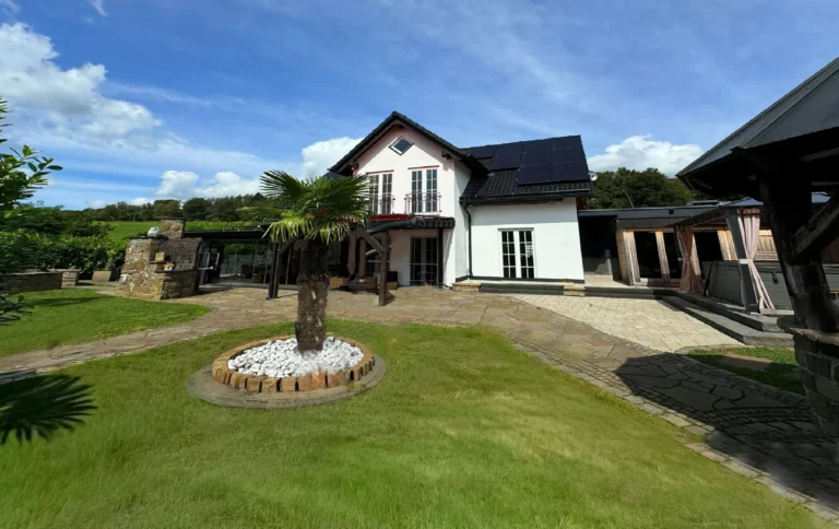 Schöne Villa mit Aussicht  gr. Carport, PV-Anlage + Sauna in ruhiger Randlage- 20 Min. Hennef