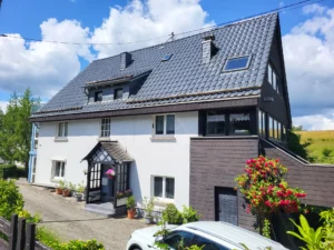 Großzügiges Wohnhaus mit renovierter Einliegerwohnung,  Doppelgarage und gepflegtem Garten!