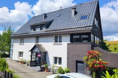 Großzügiges Wohnhaus mit renovierter Einliegerwohnung,  Doppelgarage und gepflegtem Garten!