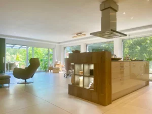 Haus im Haus – Luxuriöse, anspruchsvoll ausgestattete Erdgeschosswohnung mit zwei Wohnbereichen!