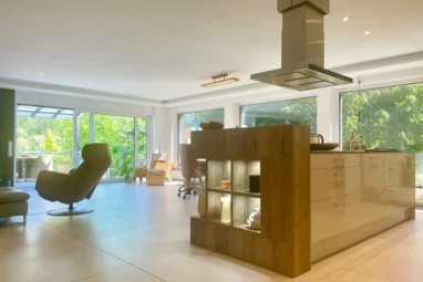 Haus im Haus – Luxuriöse, anspruchsvoll ausgestattete Erdgeschosswohnung mit zwei Wohnbereichen!