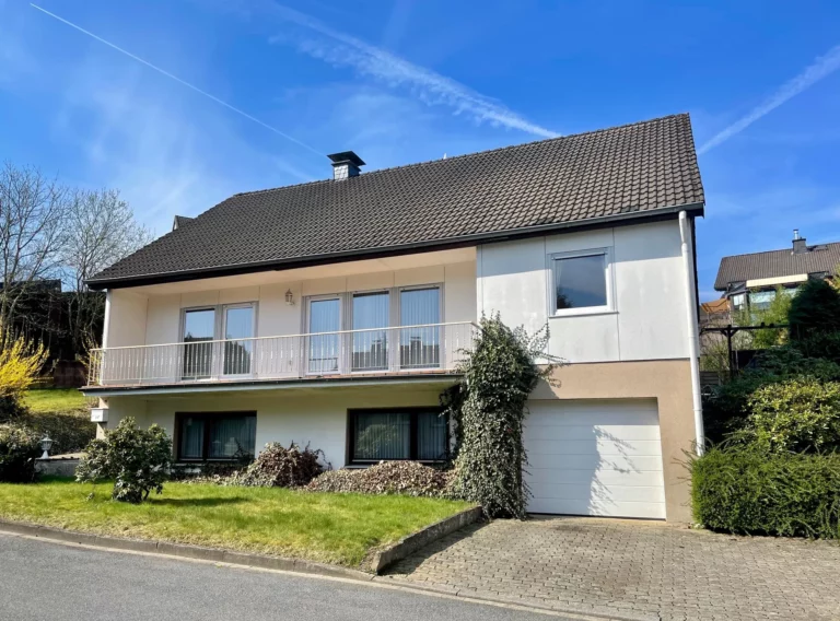 Platzwunder: Einfamilienhaus mit großem Grundstück und integrierter Garage!