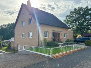 Verklinkertes Mehrfamilienhaus mit 3 Wohneinheiten und großem Garagengebäude nahe Flammersfeld!