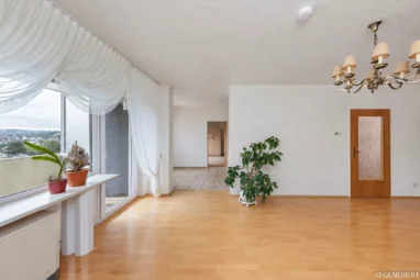 Gute Aussichten: Großzügige Eigentumswohnung mit Balkon, Fernsicht und Tiefgaragenstellplatz