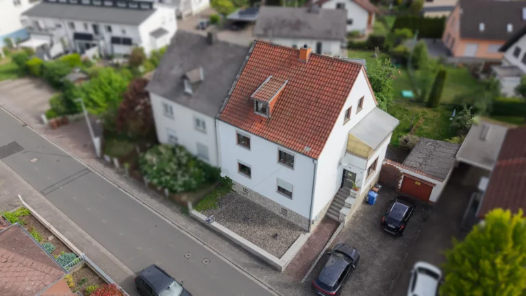 Solides Zweifamilienhaus mit Garten und Garage in Niederhadamar!