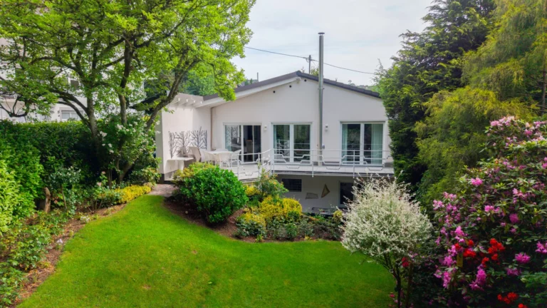 Großzügiges Einfamilienhaus mit Einliegerwohnung und parkähnlichem Garten in Kirchen