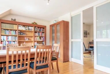 Haus‑in‑Haus‑Charakter: stilvolle 5‑Zimmer‑Maisonette mit Balkon und viel Raum zur freien Entfaltung