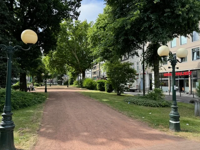 Mitten im Zentrum – Modernisiertes Wohn-/Geschäftshaus in Krefeld