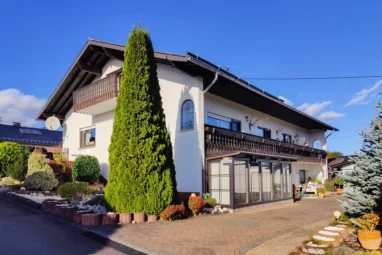 Teilvermietetes Zweifamilienhaus (erweiterbar) mit großem Grundstück und 3 Garagen in Randlage von AK!