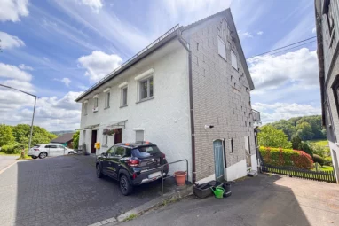 Gepflegtes Zweifamilienhaus mit vermieteter Wohneinheit und Entwicklungsmöglichkeit nahe Waldbröl!