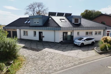 Wenn es von allem etwas mehr sein darf! Luxuriöses Zweifamilienhaus in ländlichem Umfeld von Jüchen