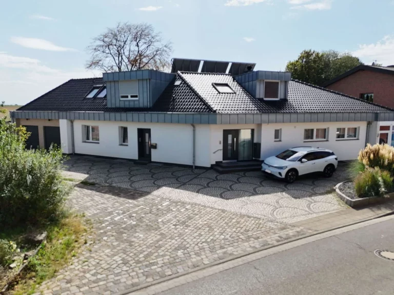 Wenn es von allem etwas mehr sein darf! Luxuriöses Zweifamilienhaus in ländlichem Umfeld von Jüchen