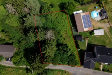 Baugrundstück in idyllischer Hanglage mit altem Waldbestand – ruhig gelegen in Windeck!
