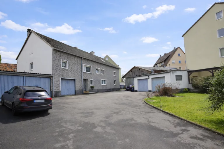 Zentral gelegenes Zweifamilienhaus mit viel Potenzial, 6 Garagen und Halle – IS-Letmathe