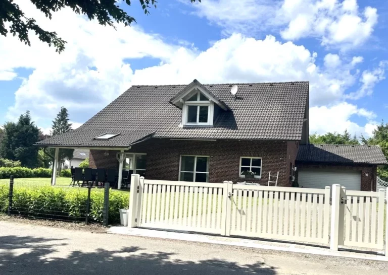 Exklusives Einfamilienhaus auf großzügigem Grundstück mit Fernblick, Sauna & Pool!