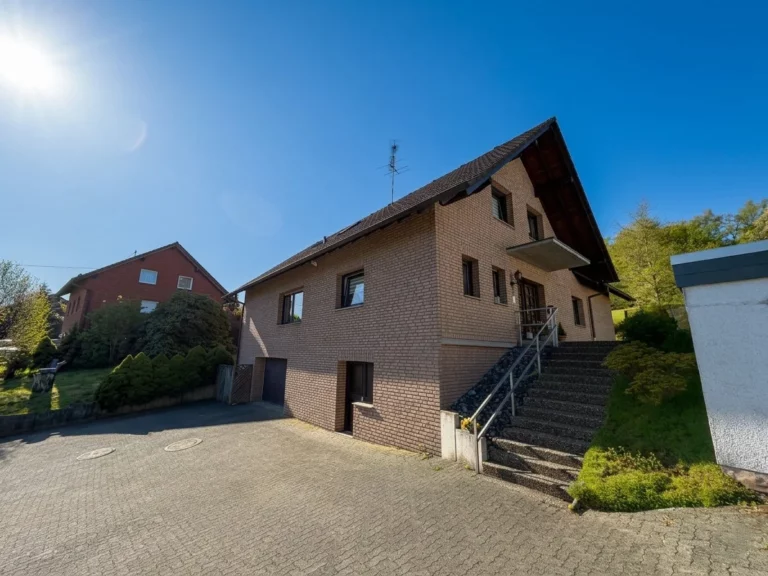 Vermietetes Zweifamilienhaus mit Sauna, Partykeller und Waldblick!