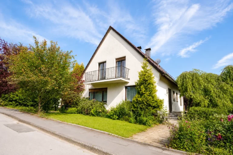 Freistehendes, ca. 150 m² großes Einfamilienhaus mit 5 Schlafzimmern auf einem 988 m² Grundstück