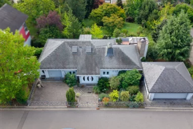 Repräsentative Villa in bevorzugter Wohnlage 
mit Blick ins Rheintal !!
