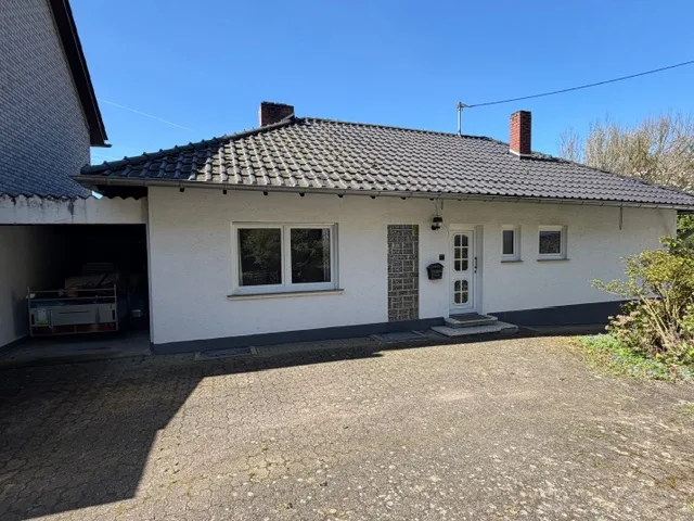 PROVISIONSFREI: Bungalow – attraktive Hanglage – unverbaubarer Fernblick – Entwicklungspotential