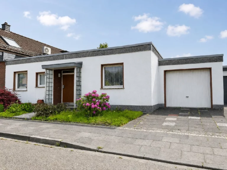 Sanierungsbedürftiger Bungalow als möglicher Altersruhesitz mit Garage