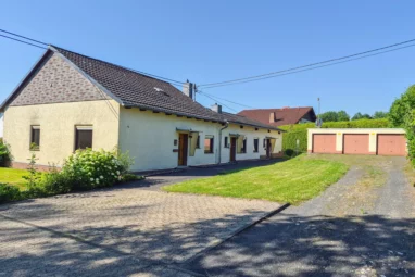 Gepflegtes 3-Parteienhaus im Bungalowstil in zentraler Wohnlage von Puderbach zu verkaufen!
