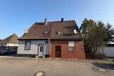 ***REDUZIERT***Doppelhaushälfte von 1925 mit viel Potenzial – inklusive 2 Garagen!