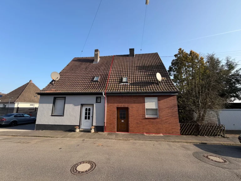 ***REDUZIERT***Doppelhaushälfte von 1925 mit viel Potenzial – inklusive 2 Garagen!