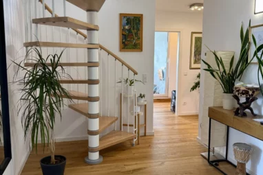 Helle Maisonette mit Studio, Loggia, Klimaanlage & Stellplatz in verkehrsgünstiger Lage