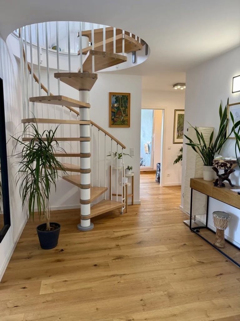 Helle Maisonette mit Studio, Loggia, Klimaanlage & Stellplatz in verkehrsgünstiger Lage