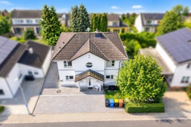 Attraktives bezugfertiges Stadthaus mit gepflegten Grundstück und moderner Ausstrahlung!