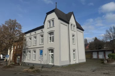 Praxishaus mit genügend Praxis/- Abstell/- und Parkfläche, zentral in Schladern!