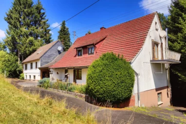 Zweifamilienhaus mit angrenzendem Waldgrundstück in idyllischer Ortsrandlage!