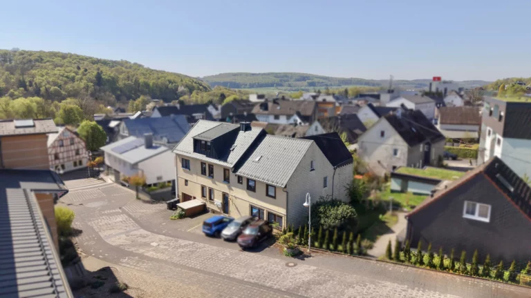 Gepflegtes Mehrfamilienhaus mit 8 Einheiten – Im Zentrum von Bad Marienberg!