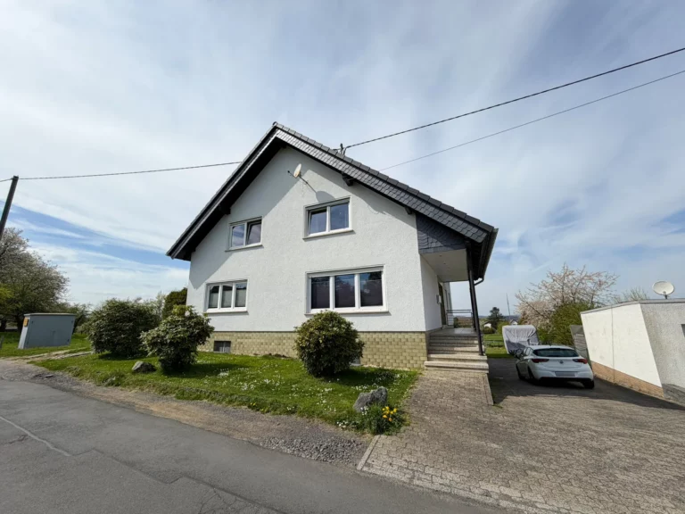 Vermietetes Zweifamilienhaus mit Garage in idyllischer Höhenlage nähe Wissen-Zentrum!